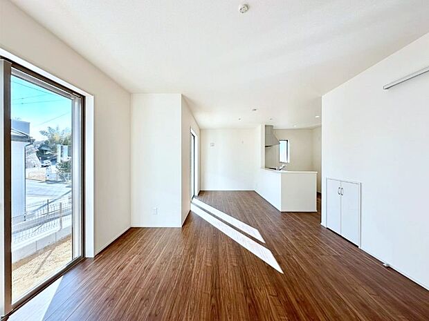 大きな窓からたっぷりの陽光と風を感じられるリビング  