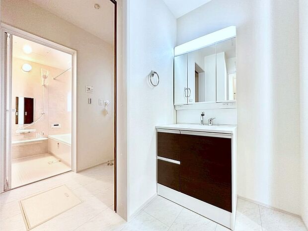 清潔感ある洗面化粧室で朝の身支度も快適