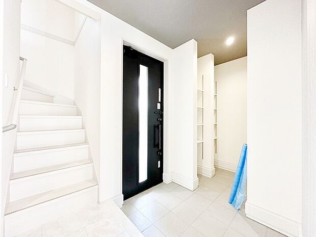 ご家族やお客様を気持ちよくお出迎え！広々空間が心地よいSIC付き玄関。