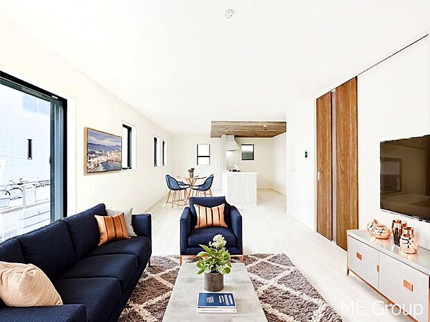 ご家族の賑やかな話し声で包まれる明るいリビング  ※家具はCGです