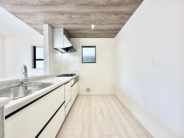 ゆとりあるキッチンスペースでお料理や食後の後片づけもスムーズに！