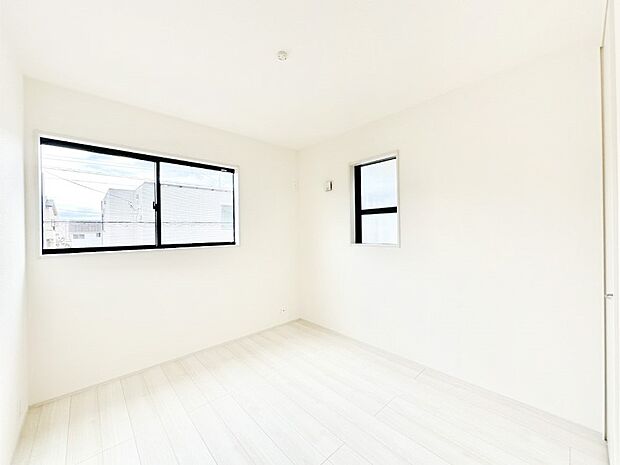 2面採光の洋室。窓から入り込む陽光がお部屋全体を優しく包み込みます！