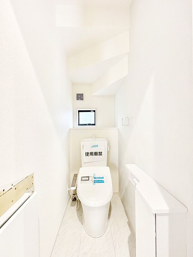 清潔感あるシャワートイレ。小窓から光が注ぎ込みます！