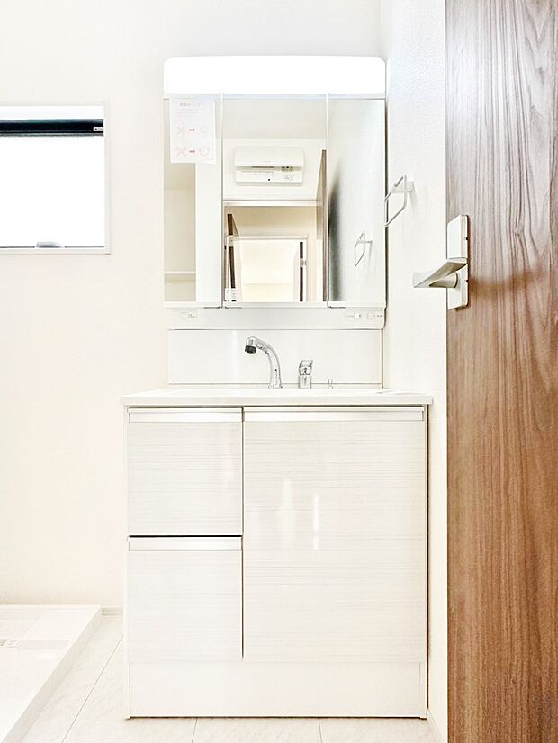 三面鏡キャビネット・シャワー付き洗面化粧台で忙しい朝の身支度もスムーズに！