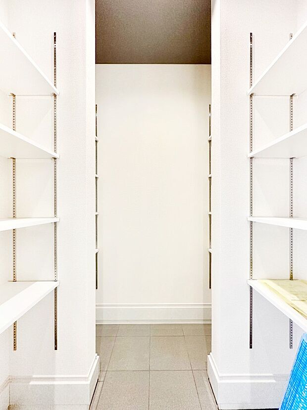 ベビーカーやアウトドア用品もスッキリ収納できるSIC付きです。