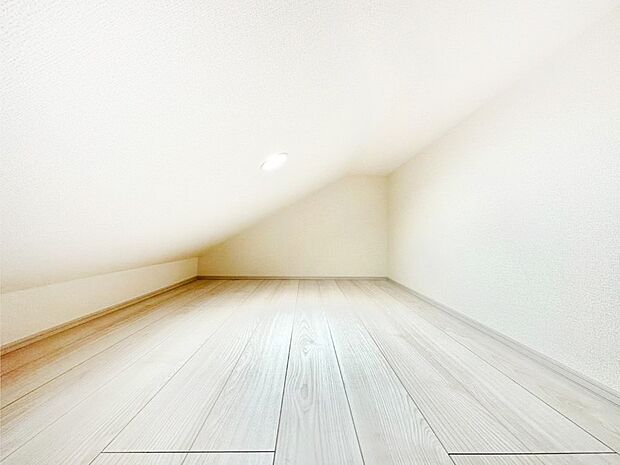 季節品や趣味の品などをスッキリ収納出来る小屋裏収納付きです。