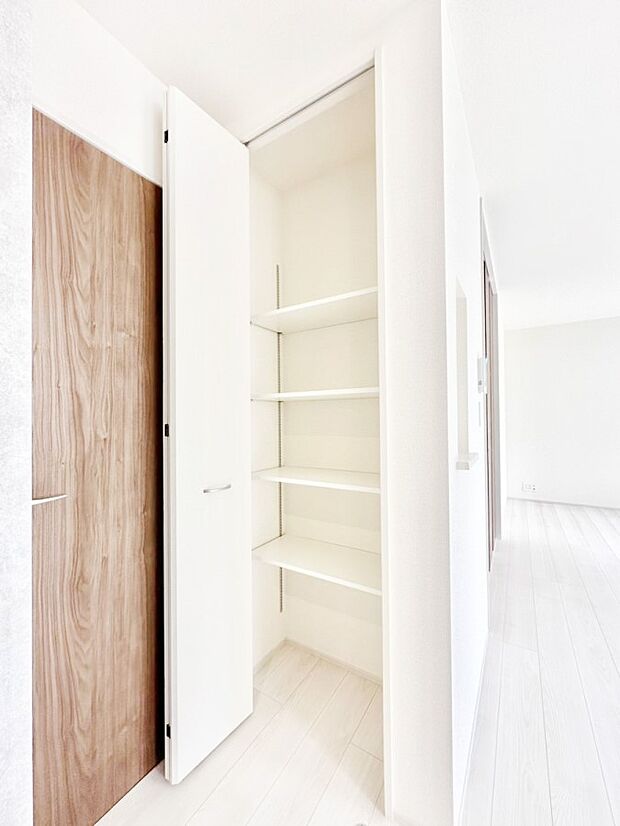 パントリー兼リビング収納！日用品や食品のストックなどスッキリ収納できます