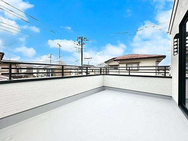 奥行たっぷりのバルコニー。毎日のお洗濯やお布団干しに大活躍しそうですね！