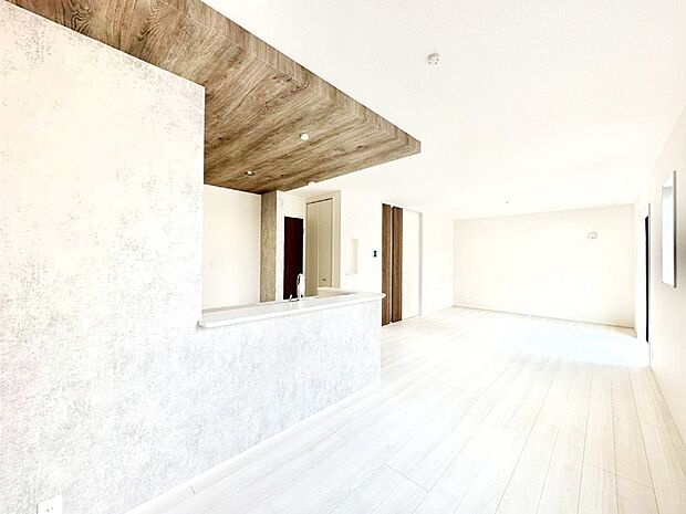 家族の笑顔が自然と生まれてくる、そんな雰囲気のダイニングに仕上がっています。