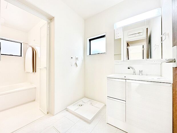 1日の始まりも心地よく!柔らかな朝の光を感じられる窓がついた洗面室