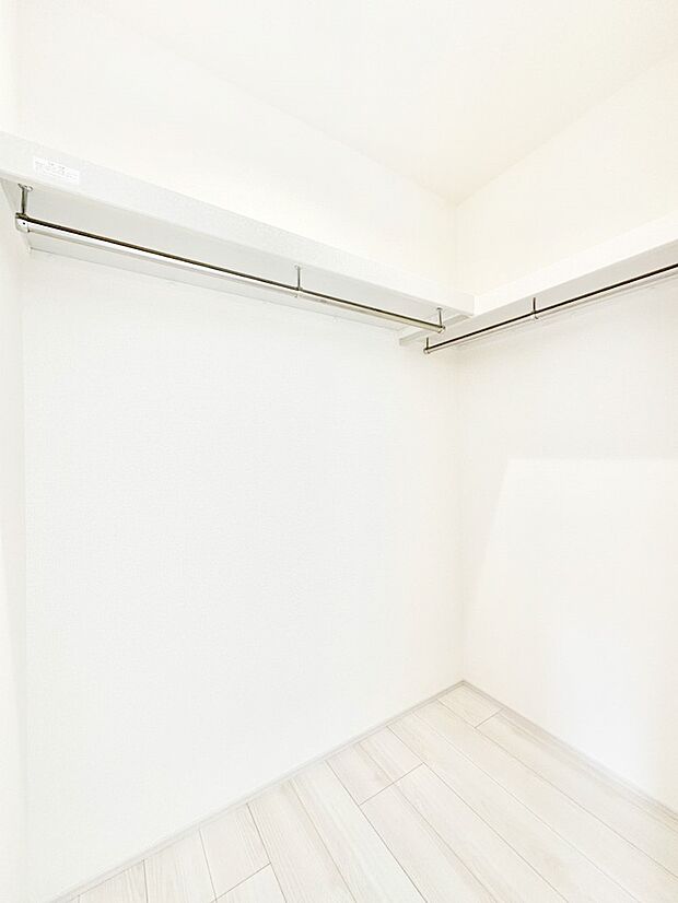 衣類をハンガーに掛けたまま収納できるWIC。衣類の整理整頓がしやすくて便利です!