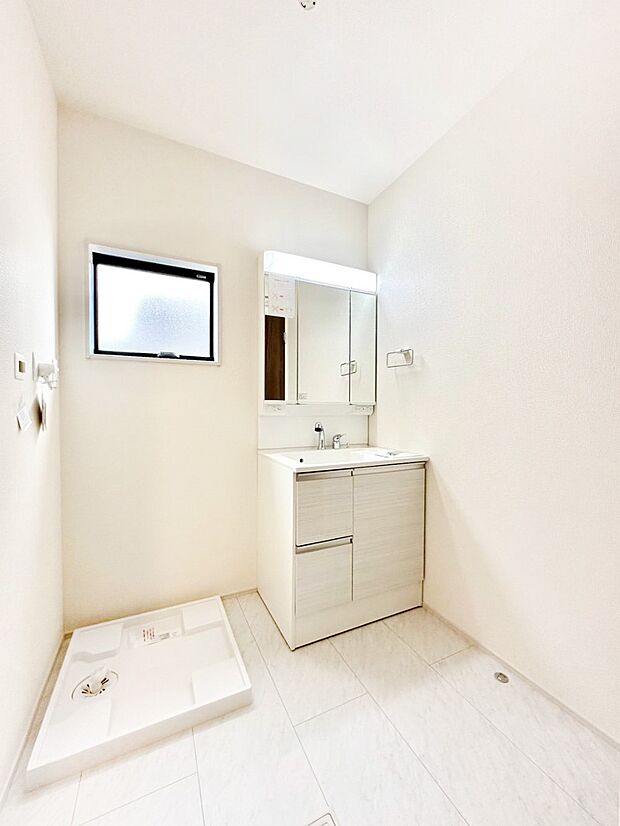 清潔感溢れるホワイトカラーを基調としたランドリースペース