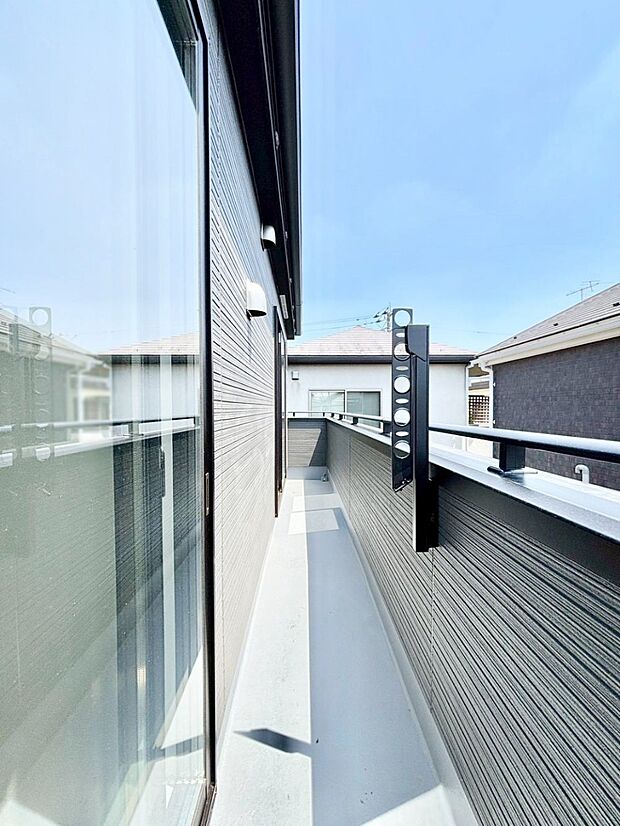 2部屋にまたがる広いバルコニー。晴れた日には洗濯物も気持ちよく干せそうですね。