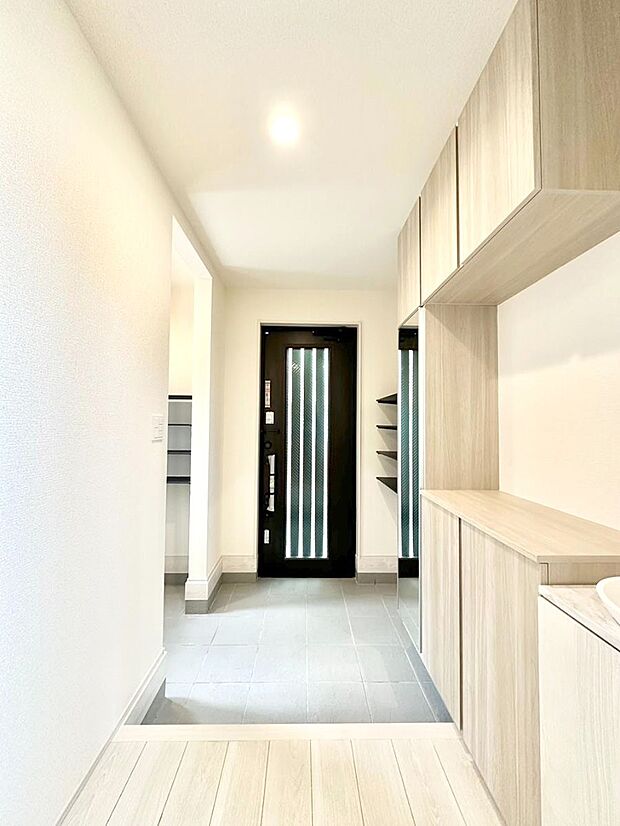 明るい玄関はお客様をお出迎えするのにぴったりです!