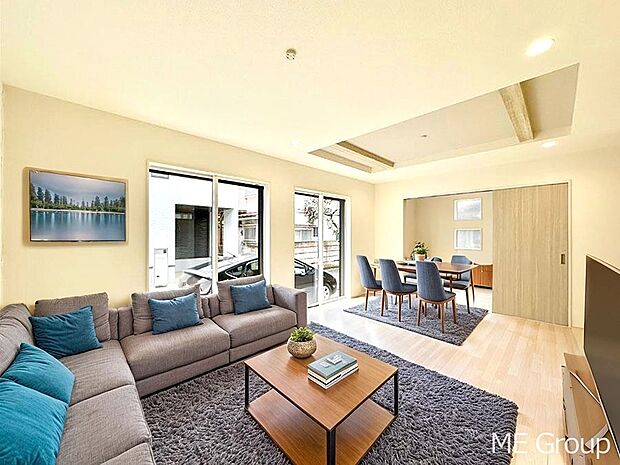 ご家族の賑やかな話し声で包まれる明るいリビング ※家具はCGです