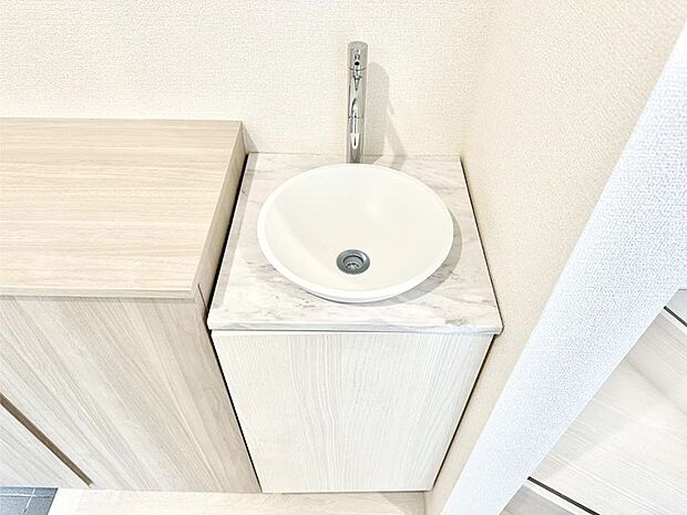 玄関にセカンド洗面台を設置。帰宅後すぐに手洗い・うがいができますね。