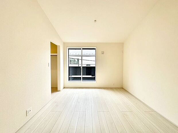 明るいバルコニーサイドに洋室を設置。目覚めの良い寝室に。