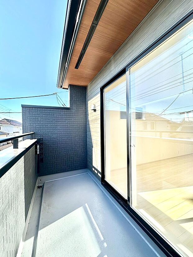 暖かな陽光が降り注ぐバルコニーはお洗濯におすすめ。爽やかな風も心地よいです。