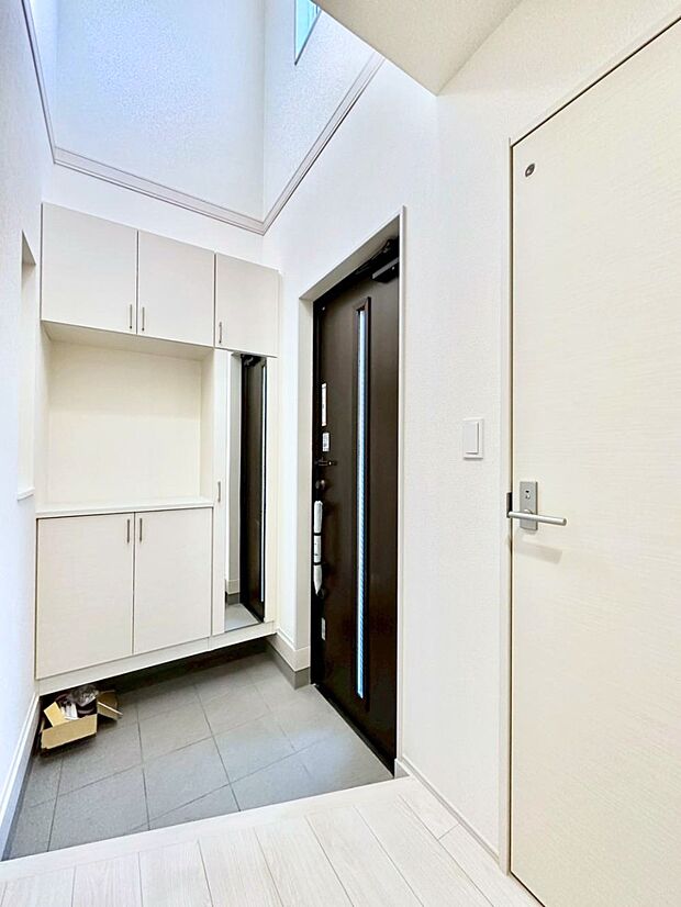 明るい玄関はお客様をお出迎えするのにぴったりです!