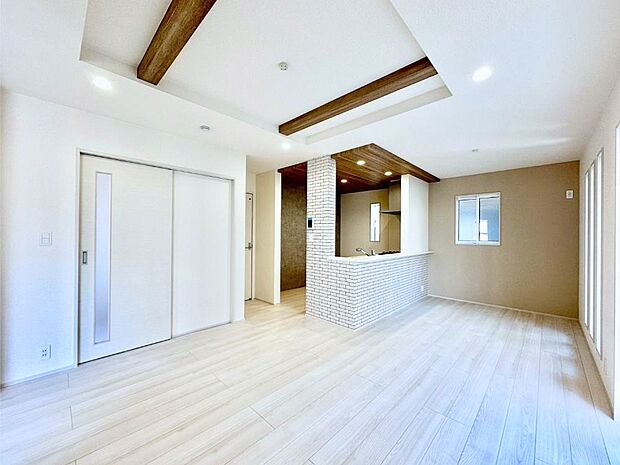 明るい陽光が注ぎ、寛ぎの雰囲気に満たされるリビング・ダイニング。