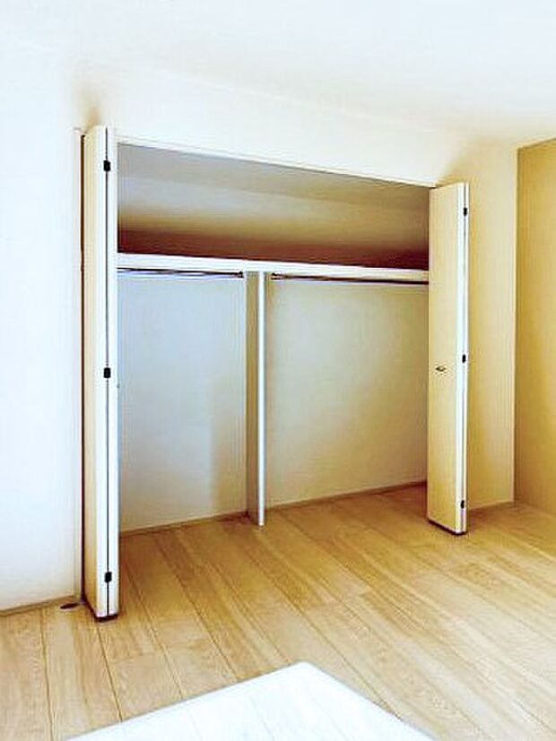 洋室のクローゼット。奥行きがあるので厚手の衣類もすっきり収まります。