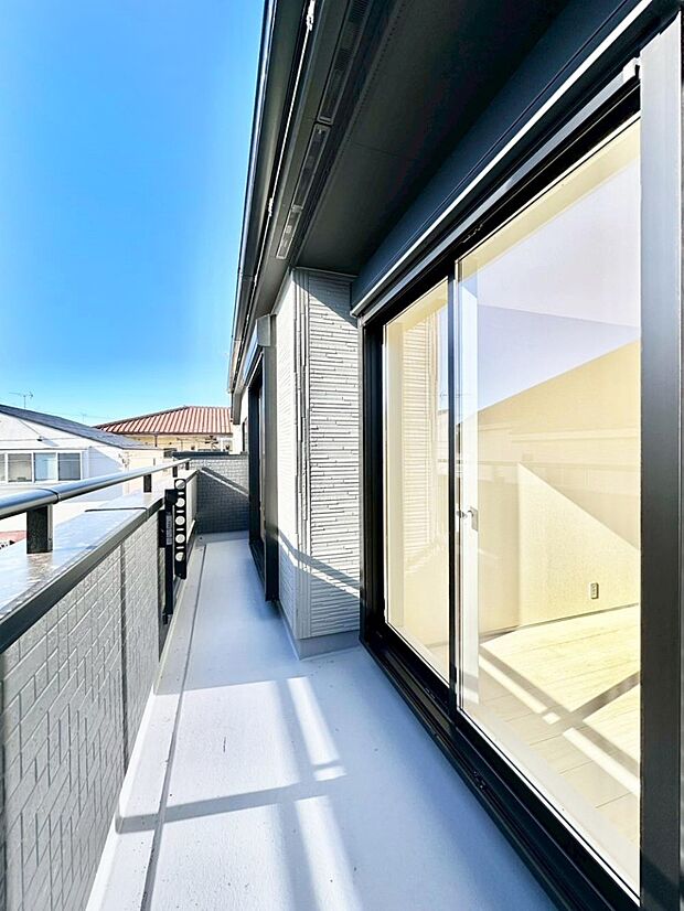 ゆったりバルコニーだから沢山お洗濯ものを干せます。