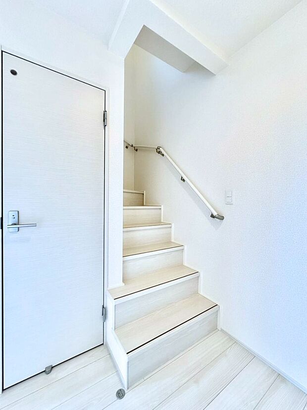 安全性を考慮し階段には手すりを設置しています