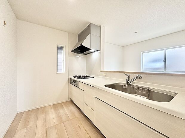 爽やかな風が通り抜けるキッチン。窓があるので明るく換気にも役立ちます。