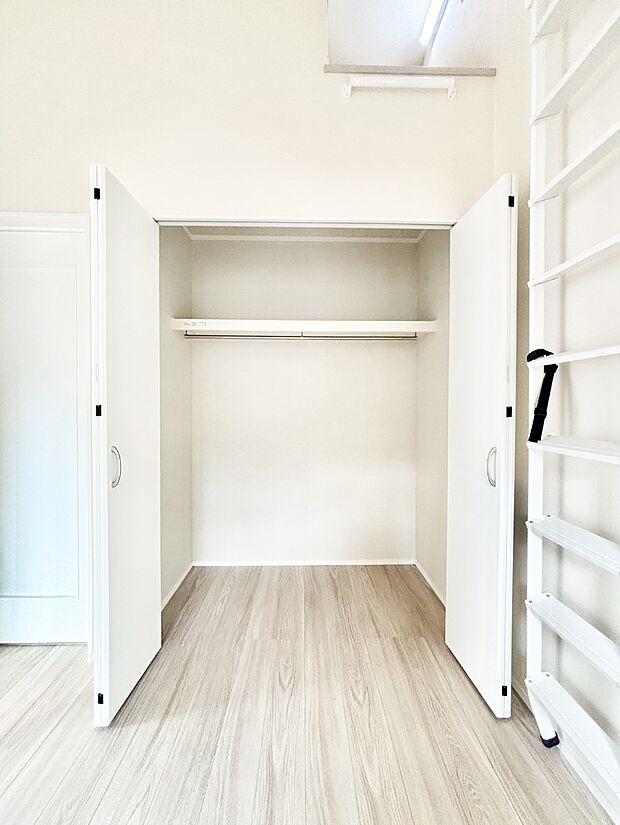 洋室のクローゼット。奥行きがあるので厚手の衣類もすっきり収まります。