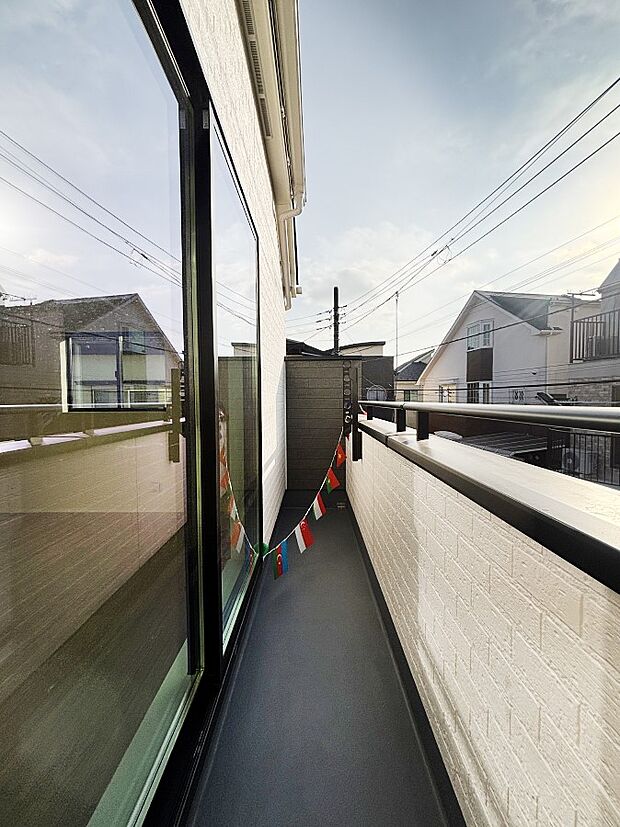 暖かな陽光が降り注ぐバルコニーはお洗濯におすすめ。爽やかな風も心地よいです。 