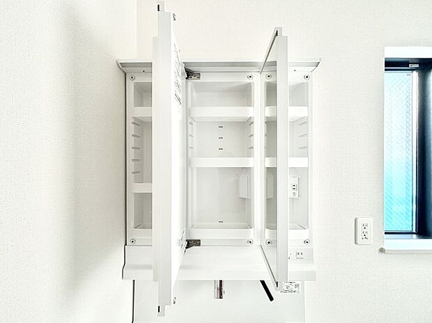 三面鏡の裏に、化粧品や衛生用品などを収納可能。洗面台をすっきりと保ちます!