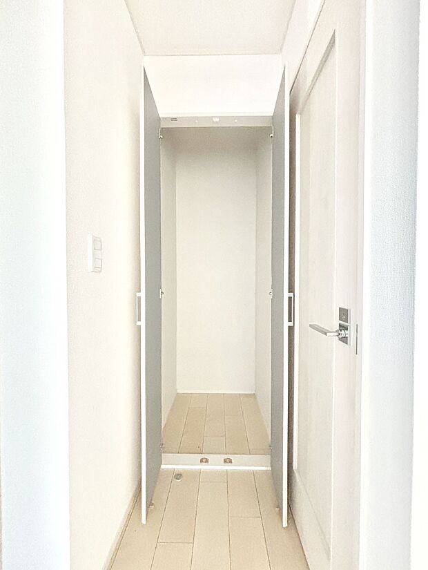 玄関ホール収納です。掃除道具やお出かけ用グッズの収納に便利です。