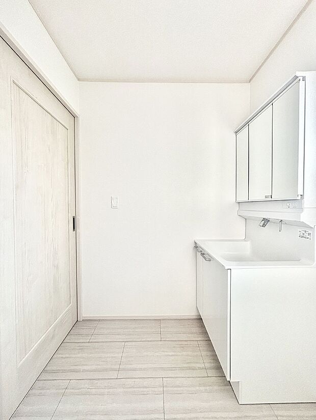 清潔感のある快適空間です。毎日の身支度も気持ち良くお使い頂けます。