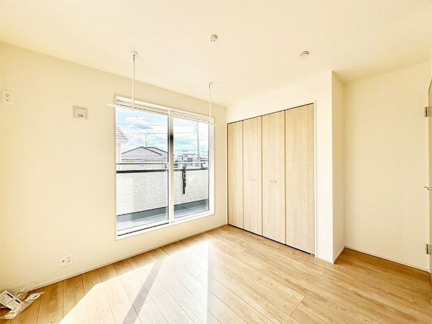 バルコニーが開放感をプラスしてくれる洋室