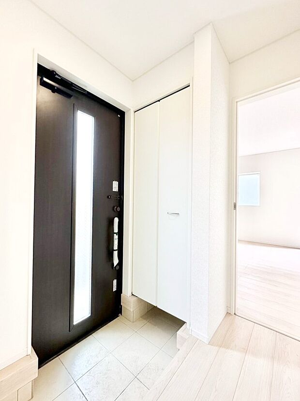 明るい陽光が入り込む玄関。ご家族の靴もスッキリ収納できる玄関収納付きです。