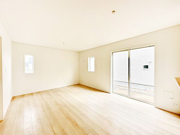 明るい陽光が注ぎ、寛ぎの雰囲気に満たされるリビングダイニング