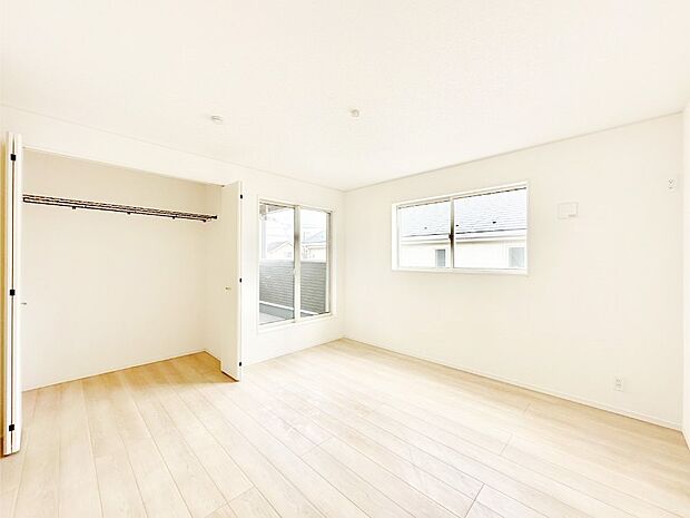 ゆとりある広さが嬉しい寝室。プライベート時間も充実しそうですね!