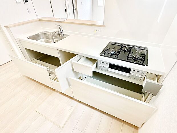 収納スペースもたっぷり!広々とした作業スペースで家事もラクラク!