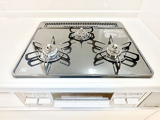 ガスコンロはSiセンサー搭載。火力調節や焦げ付き・消し忘れも防いでくれます。