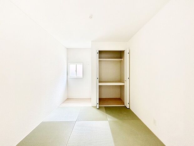 リビングと隣り合っている和室。ほっと一息できる和の空間も忘れずに。