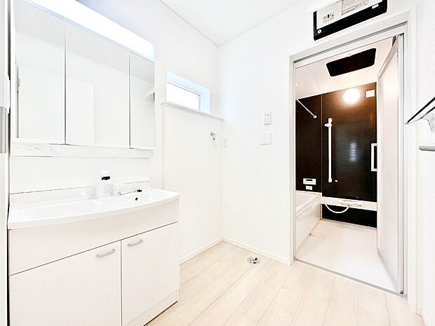 清潔感のある快適空間です。毎日の身支度も気持ち良くお使い頂けます。