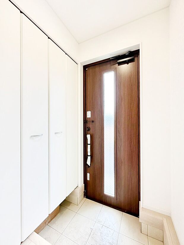 明るい陽光が入り込む玄関。ご家族の靴もスッキリ収納できる玄関収納付きです。