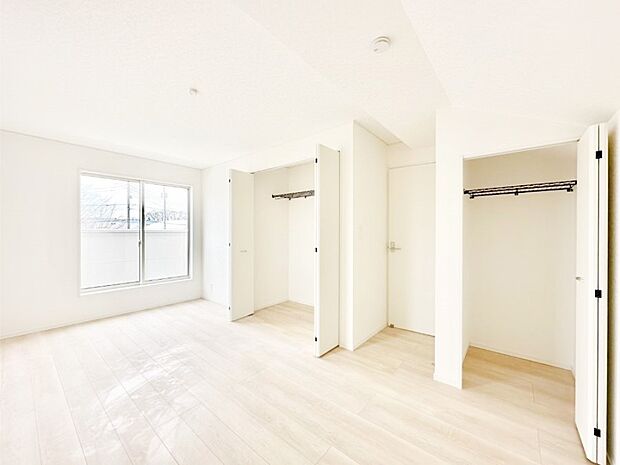 収納が充実した寝室。プライベート時間も充実しそうですね!