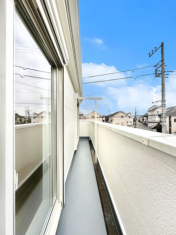 暖かな陽光が降り注ぐバルコニーはお洗濯におすすめ。爽やかな風も心地よいです。