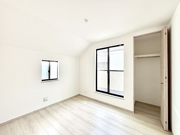 2面採光で気持ちよく自然光が取り入れられるのでお子様のお部屋にもピッタリ