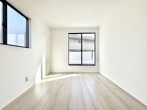 明るいバルコニーサイドに洋室を設置。目覚めの良い寝室に。