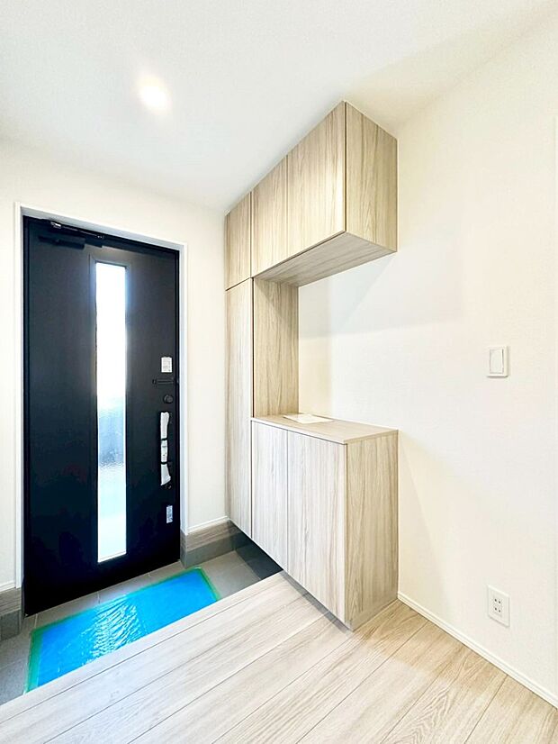 ガラススリットの入った玄関ドアが室内に光を届けてくれます