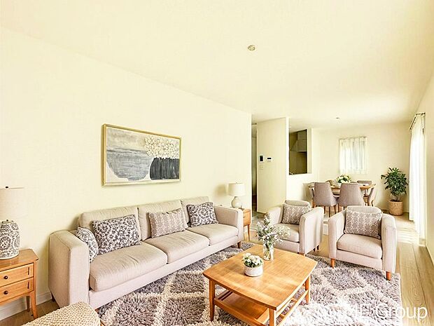 落ち着いた雰囲気のLDKは家族みんなの快適空間※家具はCGです