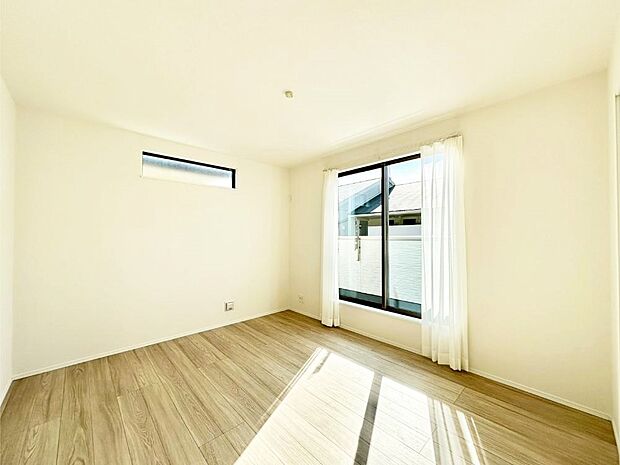 バルコニーが開放感をプラスしてくれる洋室