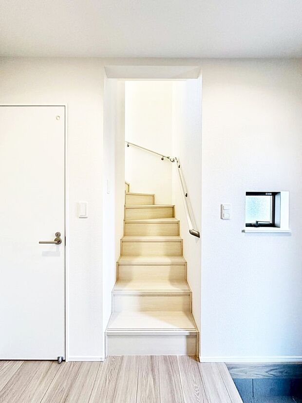 階段は手すり付きなので小さなお子さまやご高齢の方も安心です